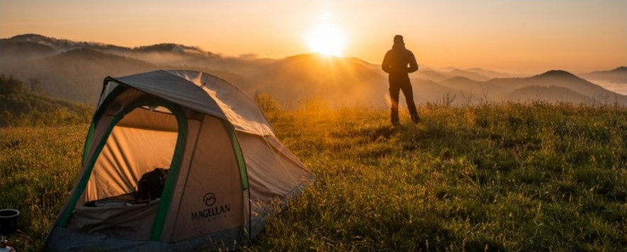 Teltcamping på en høyde med utsikt over landskapet